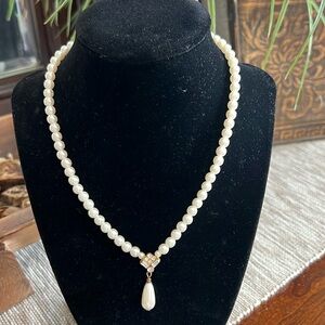Pearl pendant necklace